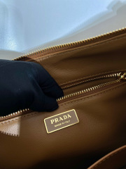 Prada 腋下包 尺寸：39*24*12cm