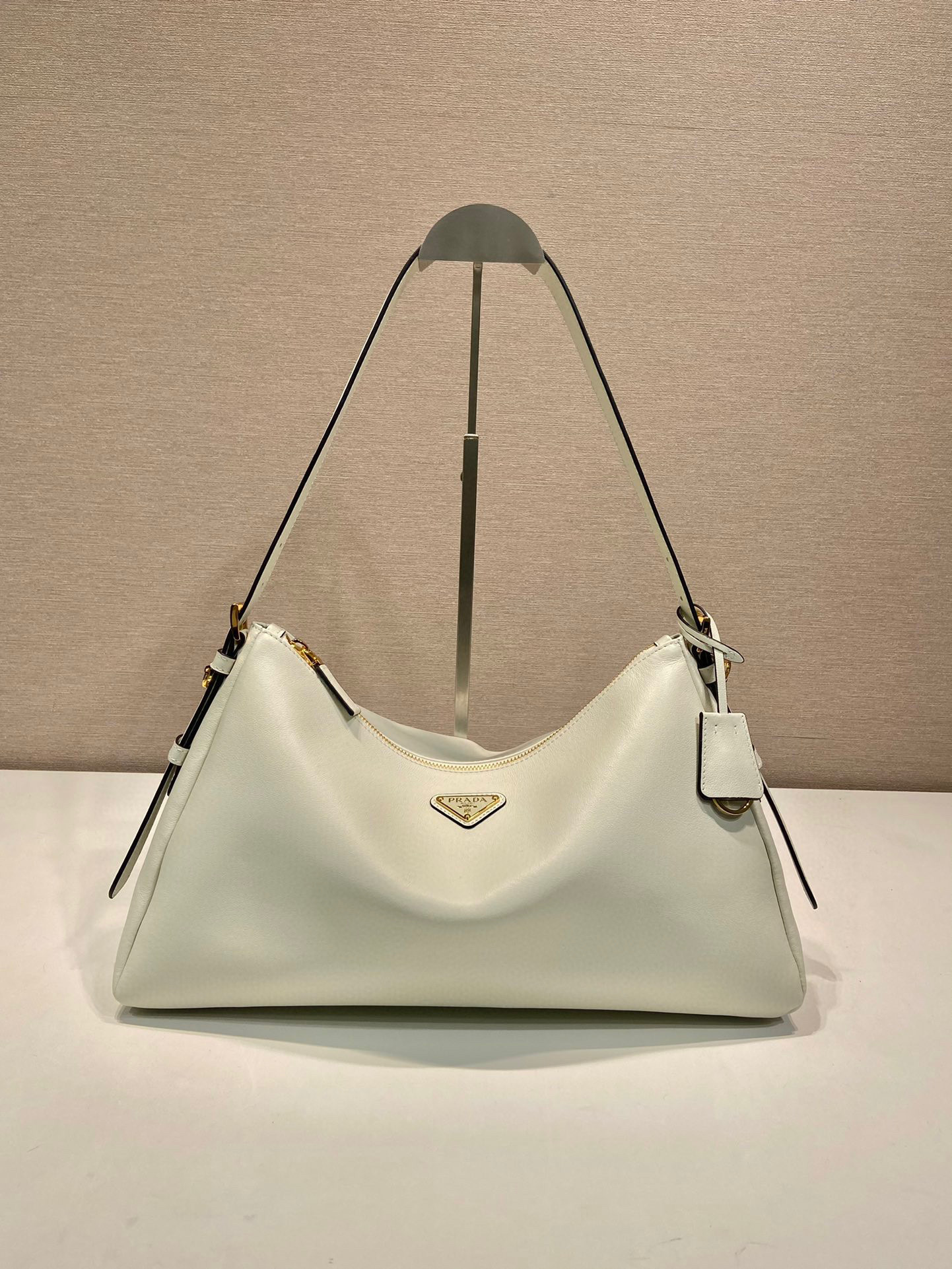 Prada 腋下包 尺寸：39*24*12cm