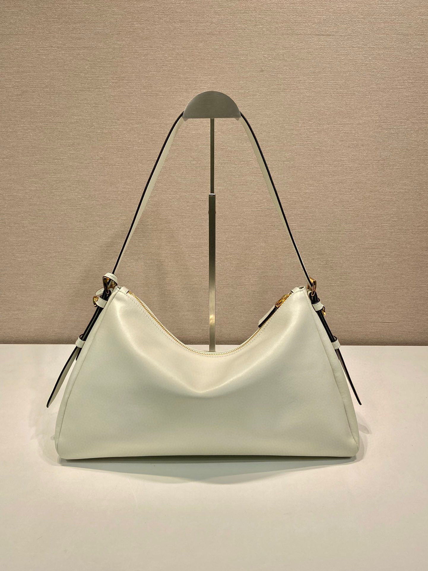Prada 腋下包 尺寸：39*24*12cm
