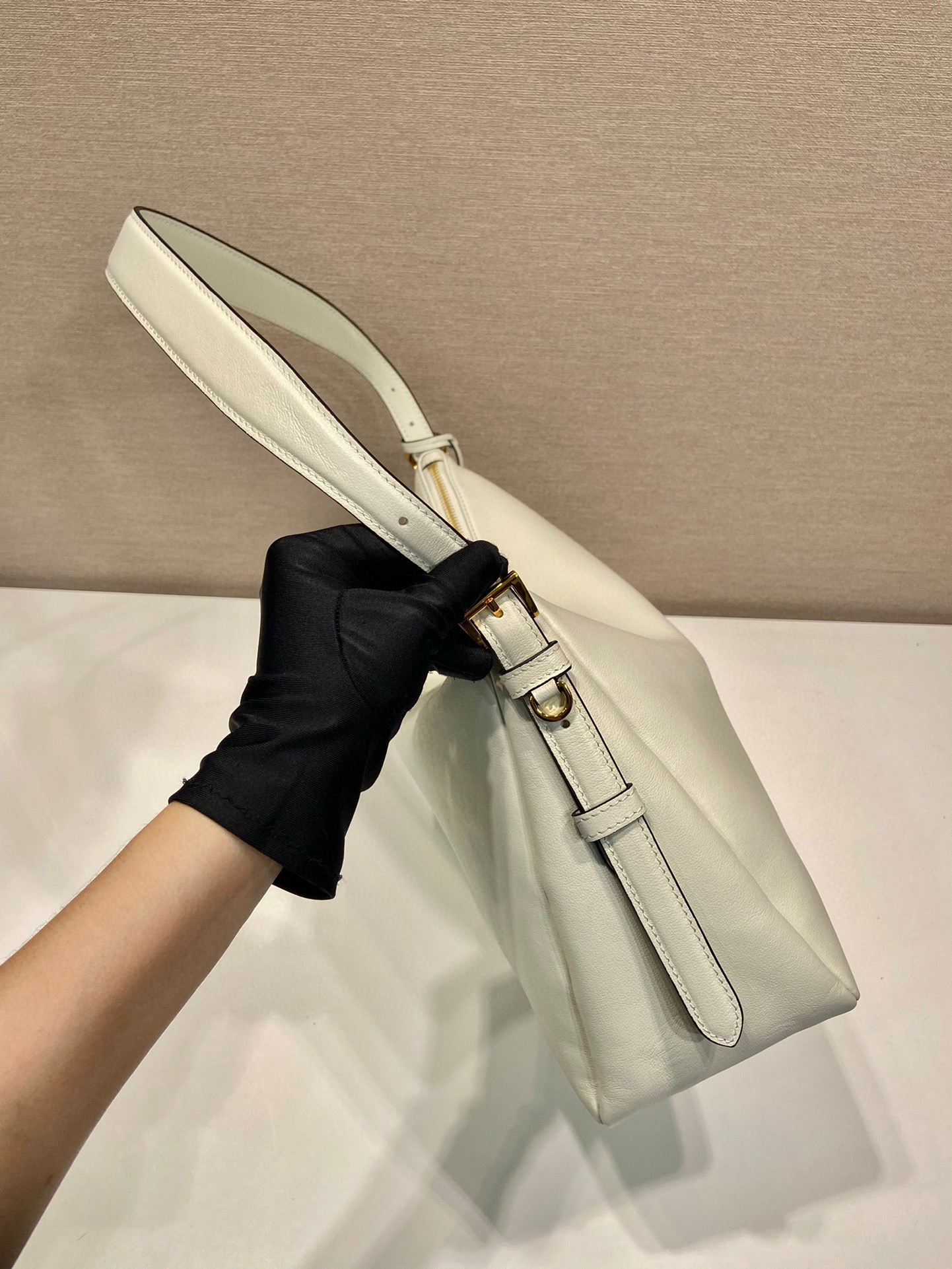 Prada 腋下包 尺寸：39*24*12cm