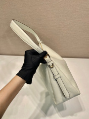 Prada 腋下包 尺寸：39*24*12cm