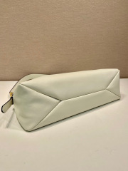 Prada 腋下包 尺寸：39*24*12cm