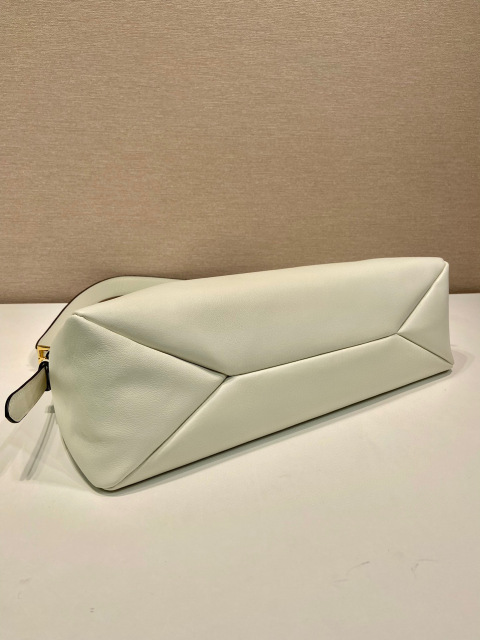 Prada 腋下包 尺寸：39*24*12cm