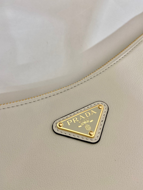 Prada 腋下包 尺寸：39*24*12cm
