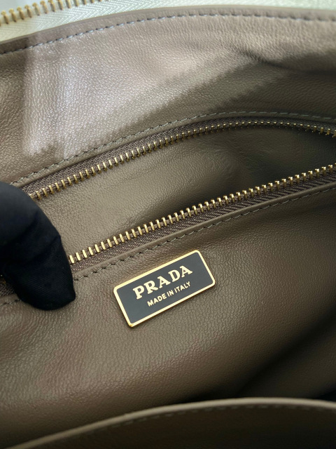 Prada 腋下包 尺寸：39*24*12cm