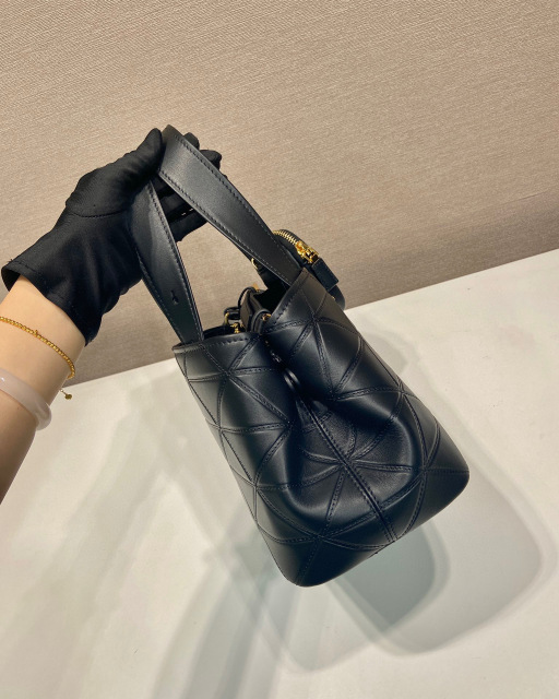 Prada 手袋尺寸：26*17*13.5cm