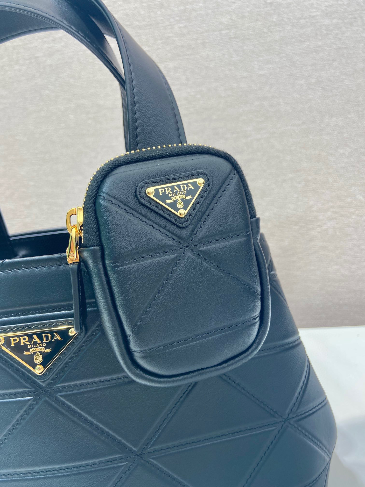 Prada 手袋尺寸：26*17*13.5cm