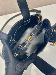Prada 手袋尺寸：26*17*13.5cm