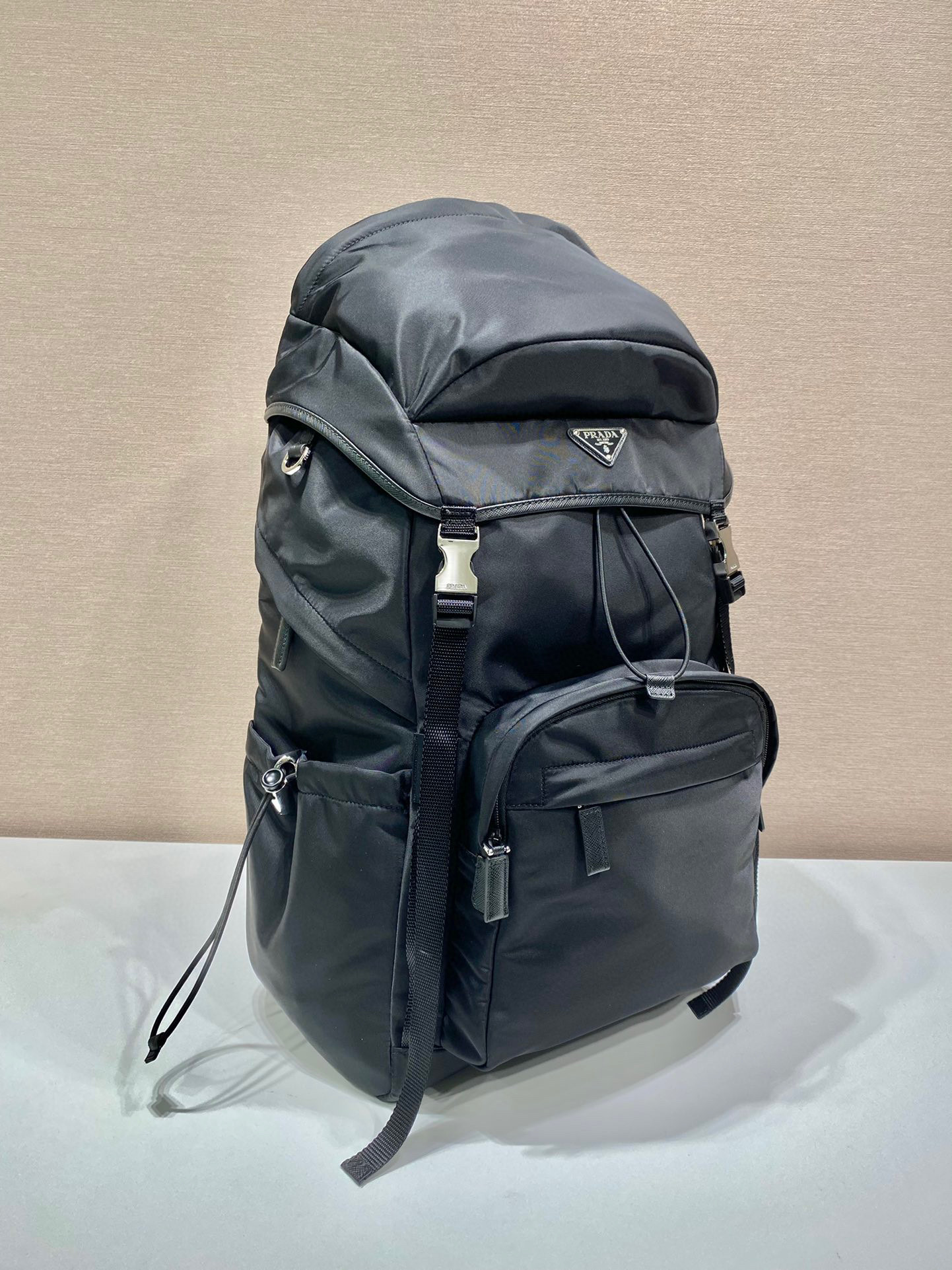 Prada 背包 尺寸：32*57*19cm