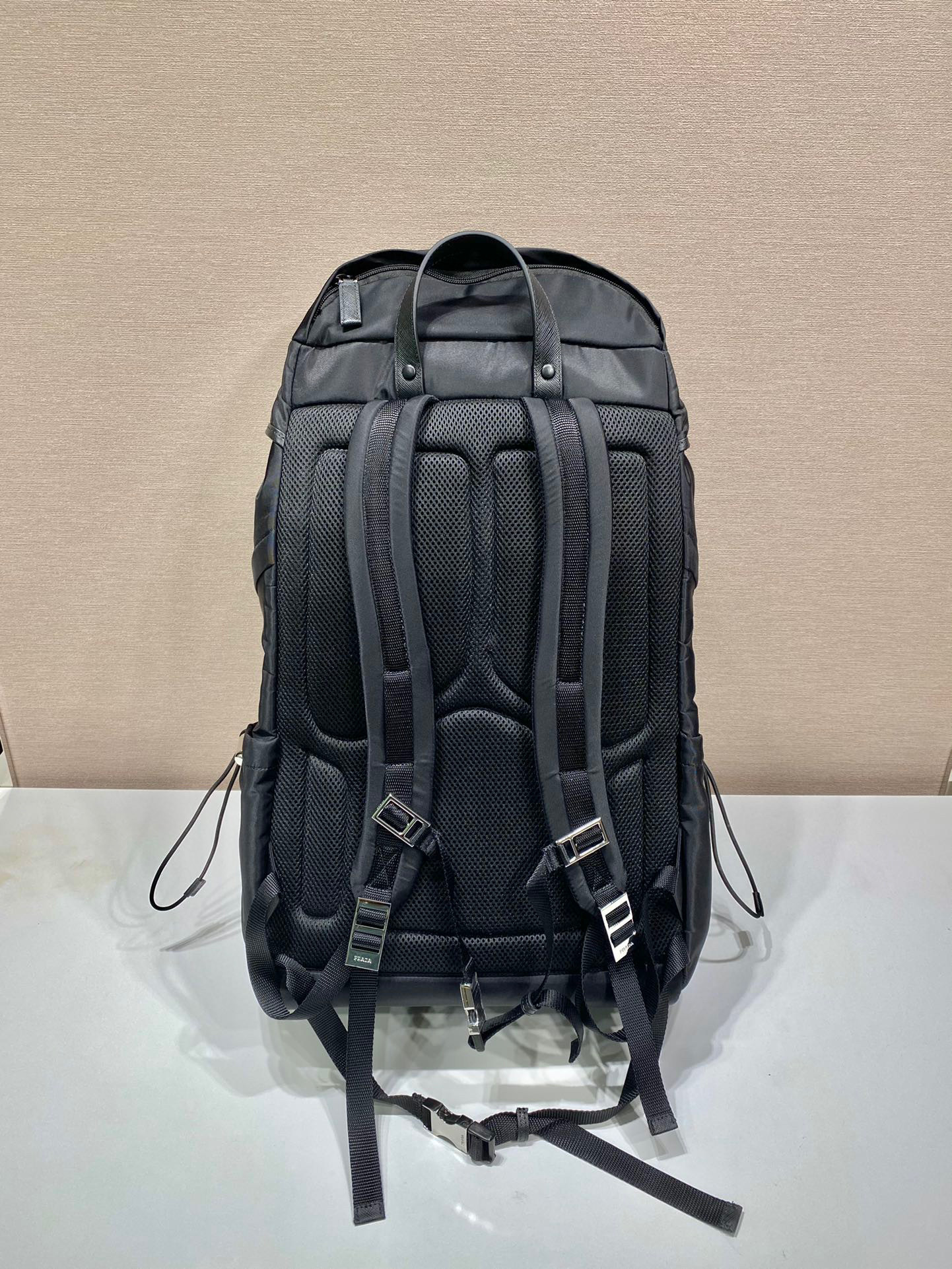 Prada 背包 尺寸：32*57*19cm