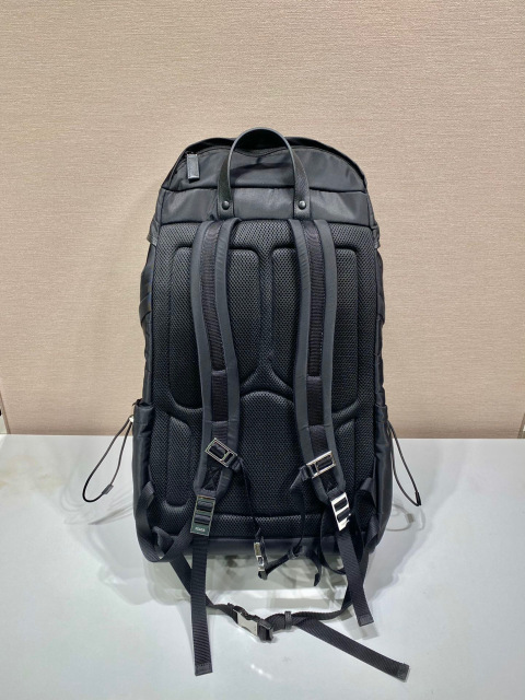 Prada 背包 尺寸：32*57*19cm