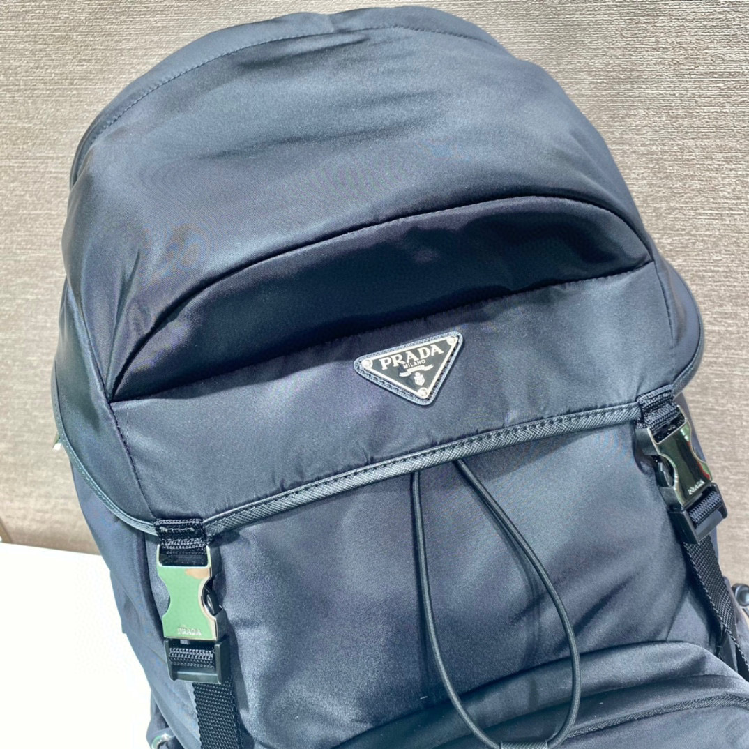 Prada 背包 尺寸：32*57*19cm
