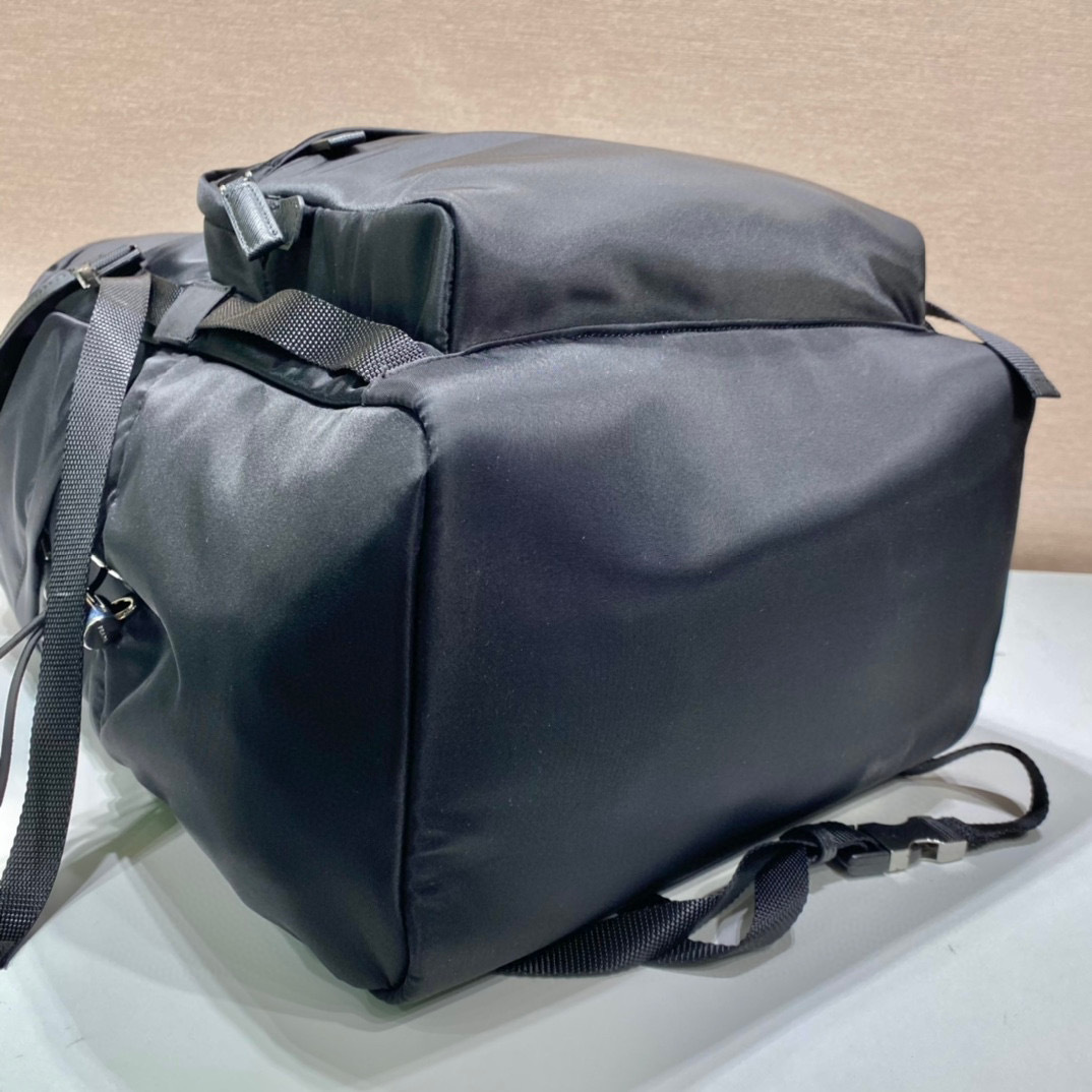 Prada 背包 尺寸：32*57*19cm