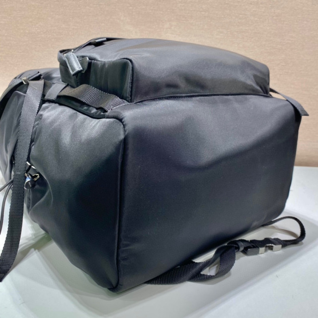 Prada 背包 尺寸：32*57*19cm
