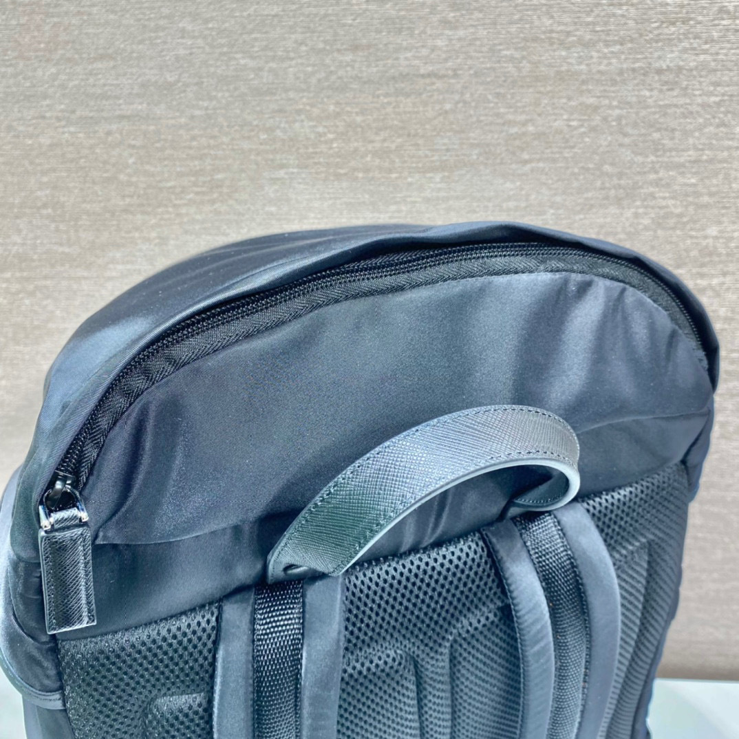 Prada 背包 尺寸：32*57*19cm