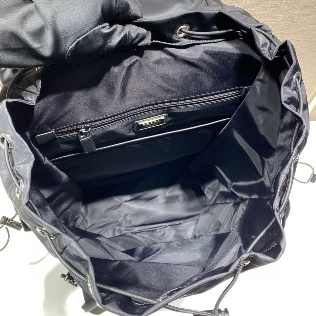 Prada 背包 尺寸：32*57*19cm