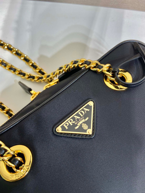Prada 单肩包 尺寸：35*21.5*10cm