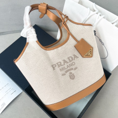 Prada 手袋尺寸：21*18*9cm