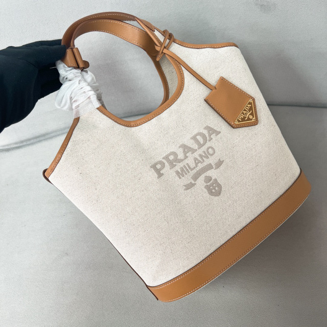 Prada 手袋尺寸：21*18*9cm