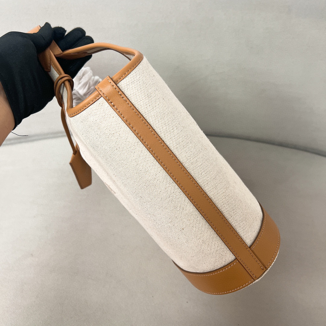 Prada 手袋尺寸：21*18*9cm