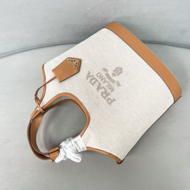 Prada 手袋尺寸：21*18*9cm