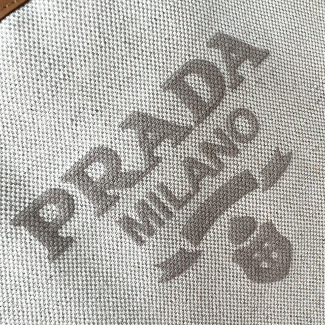 Prada 手袋尺寸：21*18*9cm