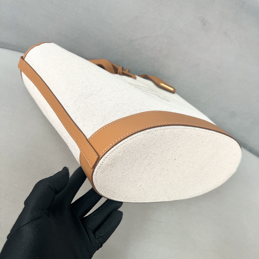 Prada 手袋尺寸：21*18*9cm