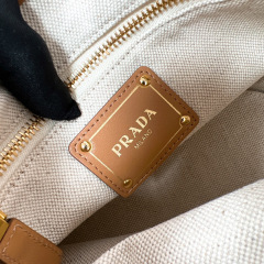 Prada 手袋尺寸：21*18*9cm