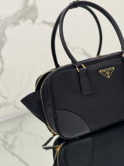 Prada 手袋尺寸：30*17.5*9cm