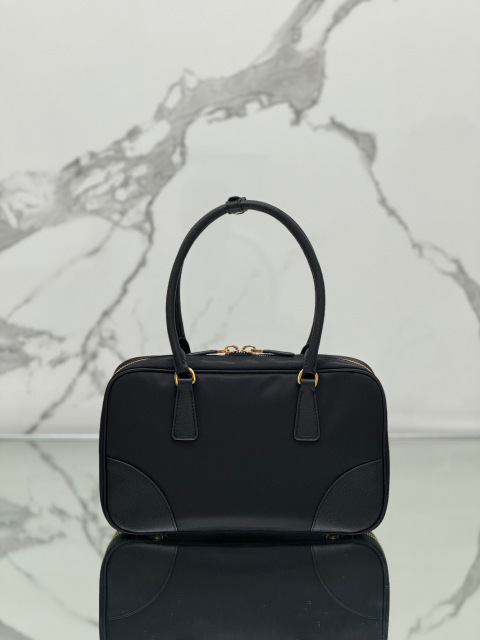 Prada 手袋尺寸：30*17.5*9cm