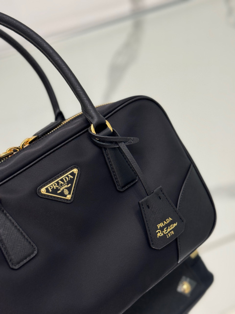 Prada 手袋尺寸：30*17.5*9cm