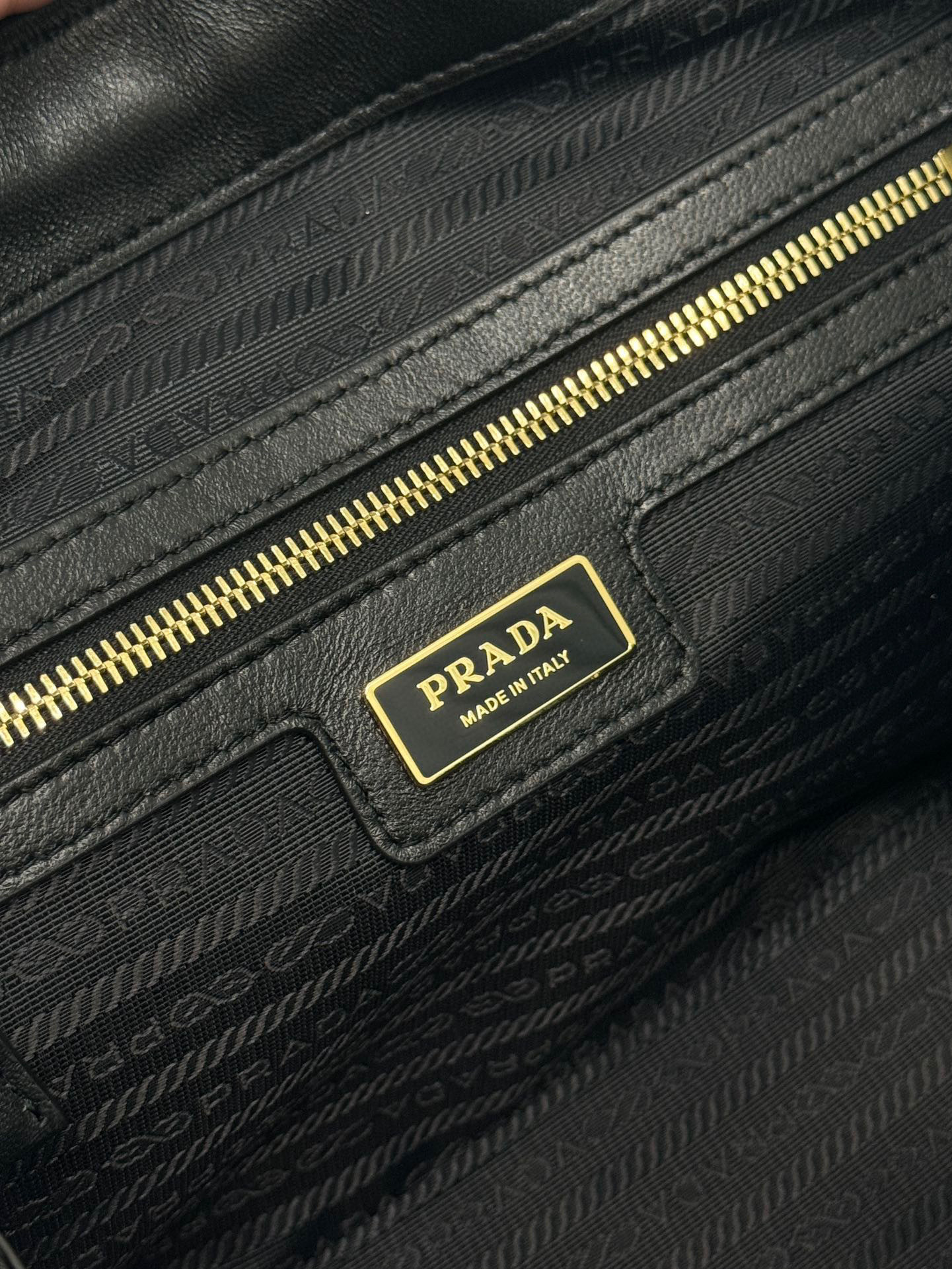 Prada 手袋尺寸：30*17.5*9cm
