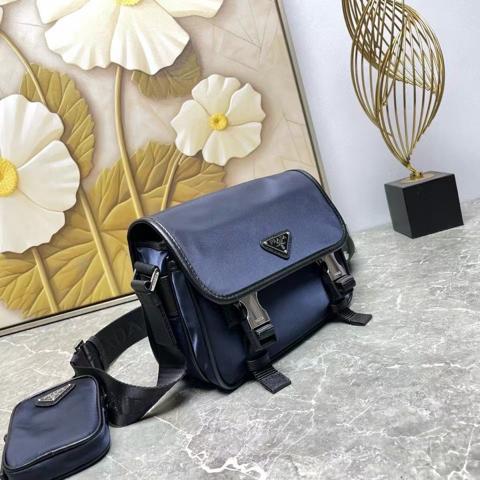 Prada Messenger/Kuriertasche Größe: 22 x 16 x 5 cm