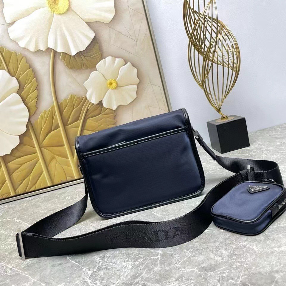 Prada Messenger/Kuriertasche Größe: 22 x 16 x 5 cm