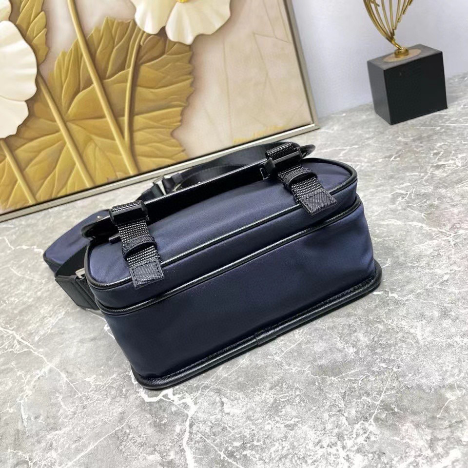 Prada Messenger/Kuriertasche Größe: 22 x 16 x 5 cm
