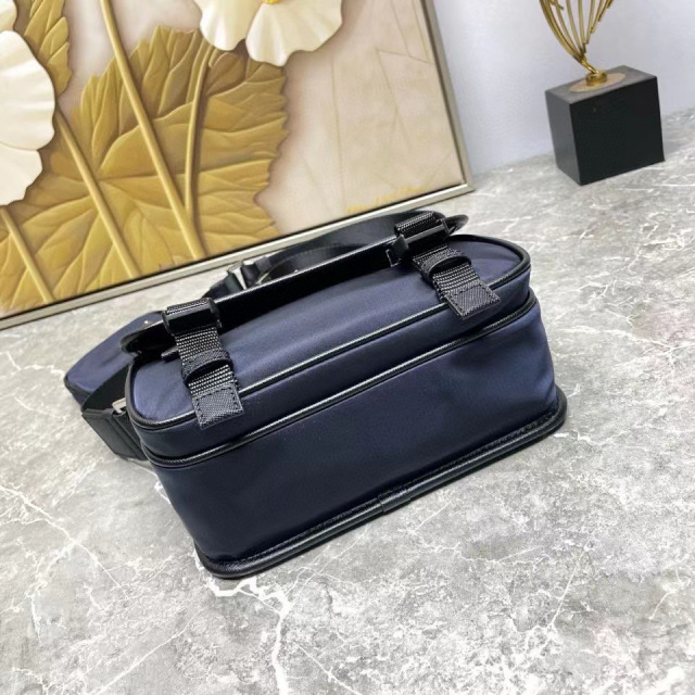 Prada Messenger/Kuriertasche Größe: 22 x 16 x 5 cm