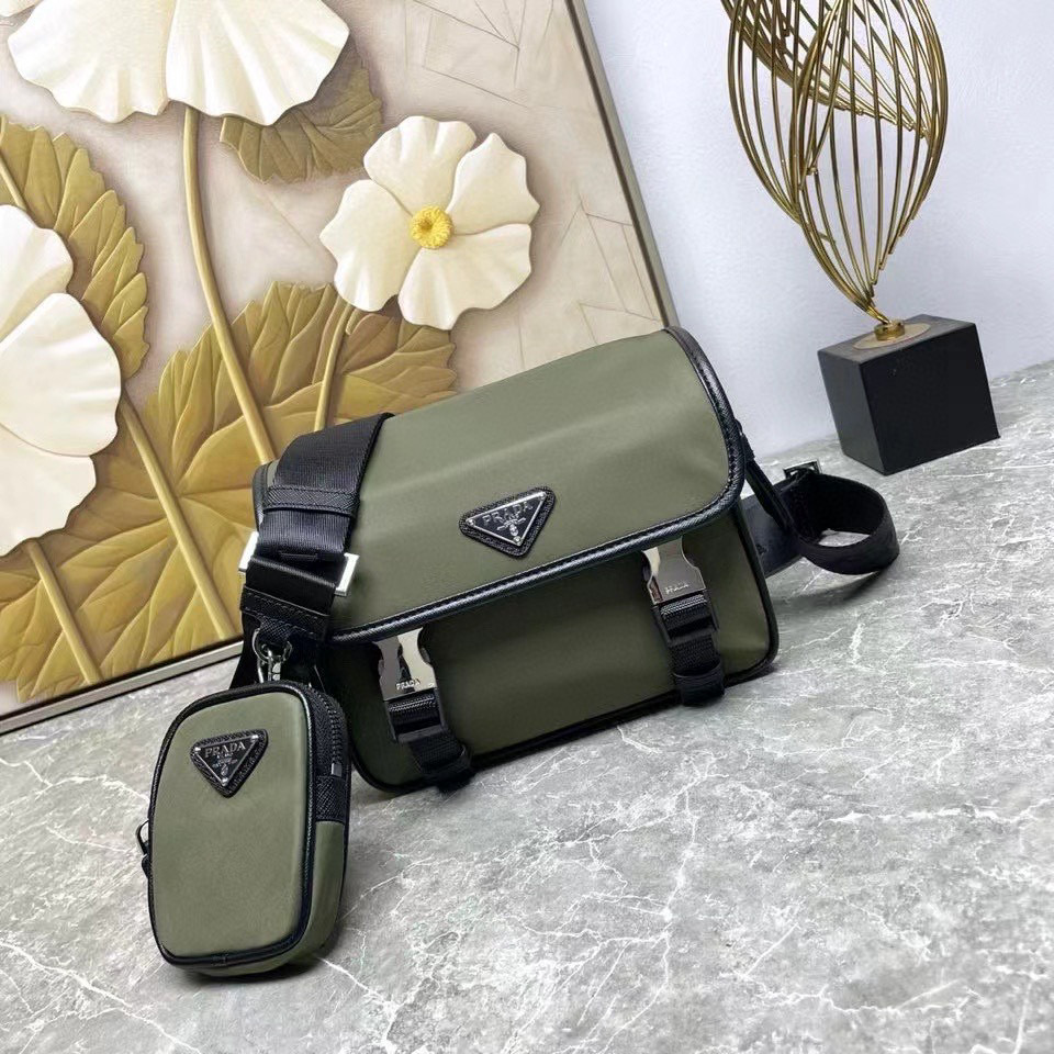 Prada 邮差包 尺寸：22*16*5cm