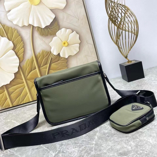Prada 邮差包 尺寸：22*16*5cm