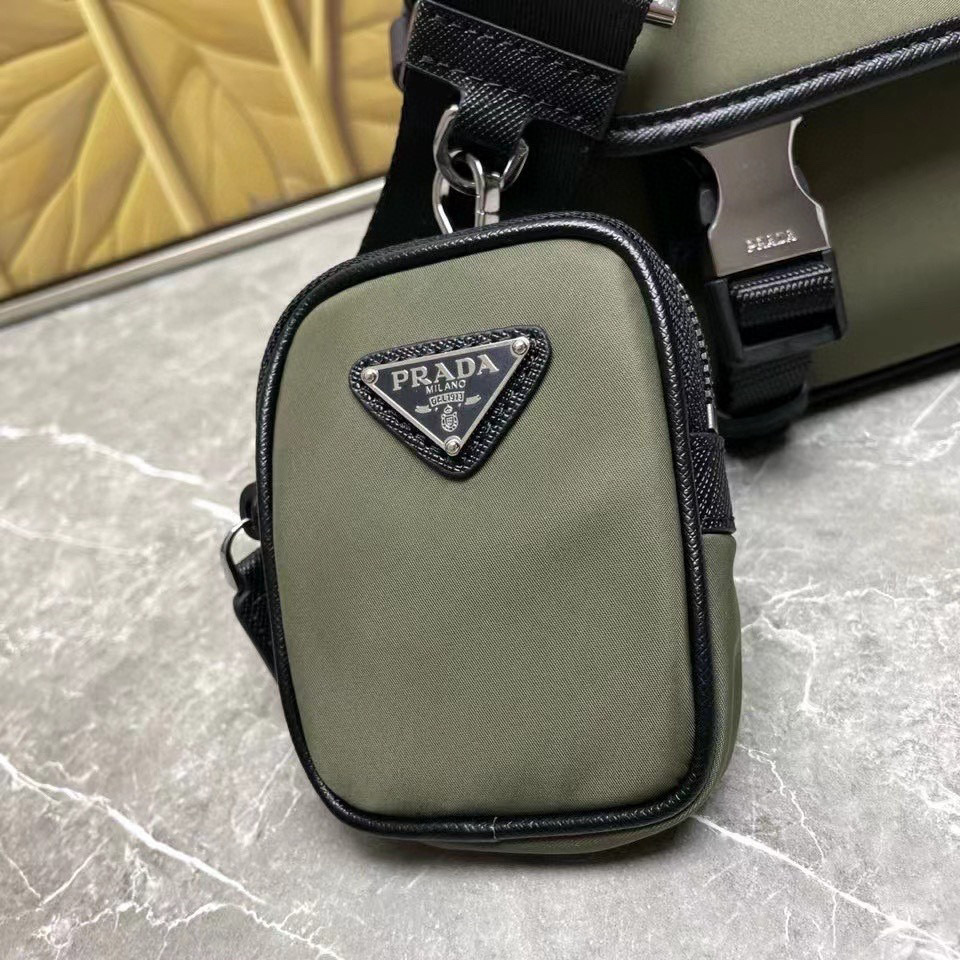Prada 邮差包 尺寸：22*16*5cm