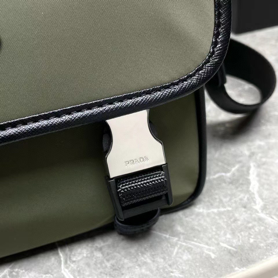 Prada 邮差包 尺寸：22*16*5cm