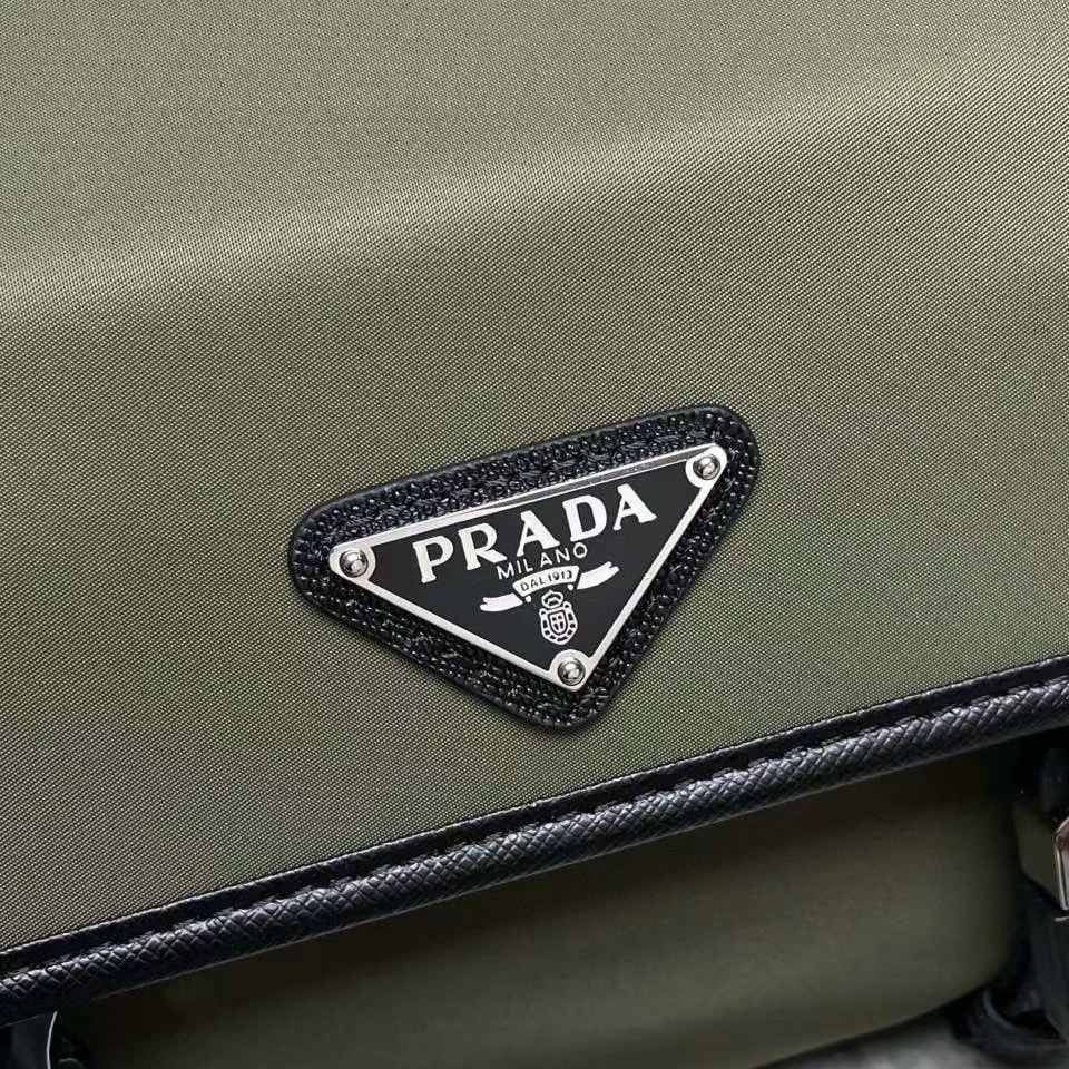 Prada 邮差包 尺寸：22*16*5cm