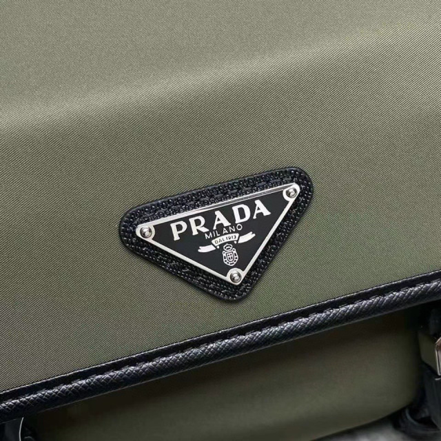 Prada 邮差包 尺寸：22*16*5cm