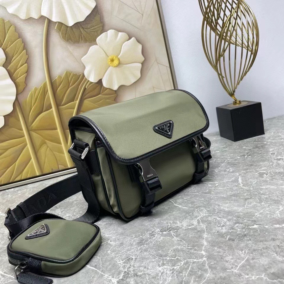 Prada 邮差包 尺寸：22*16*5cm