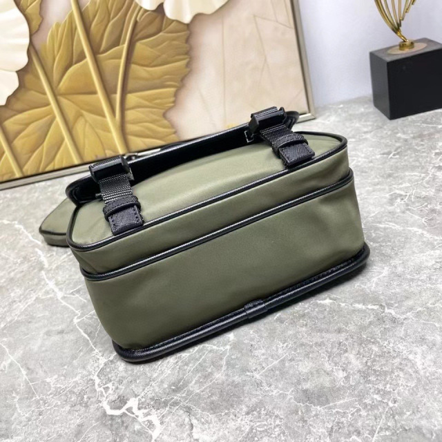 Prada 邮差包 尺寸：22*16*5cm