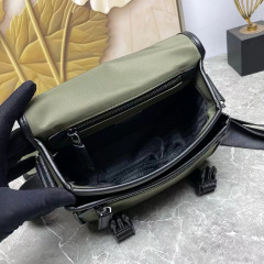 Prada 邮差包 尺寸：22*16*5cm