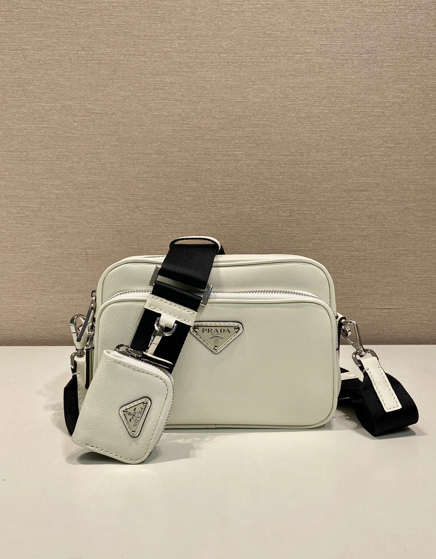 Prada 单肩包 尺寸：20*13.5*7cm