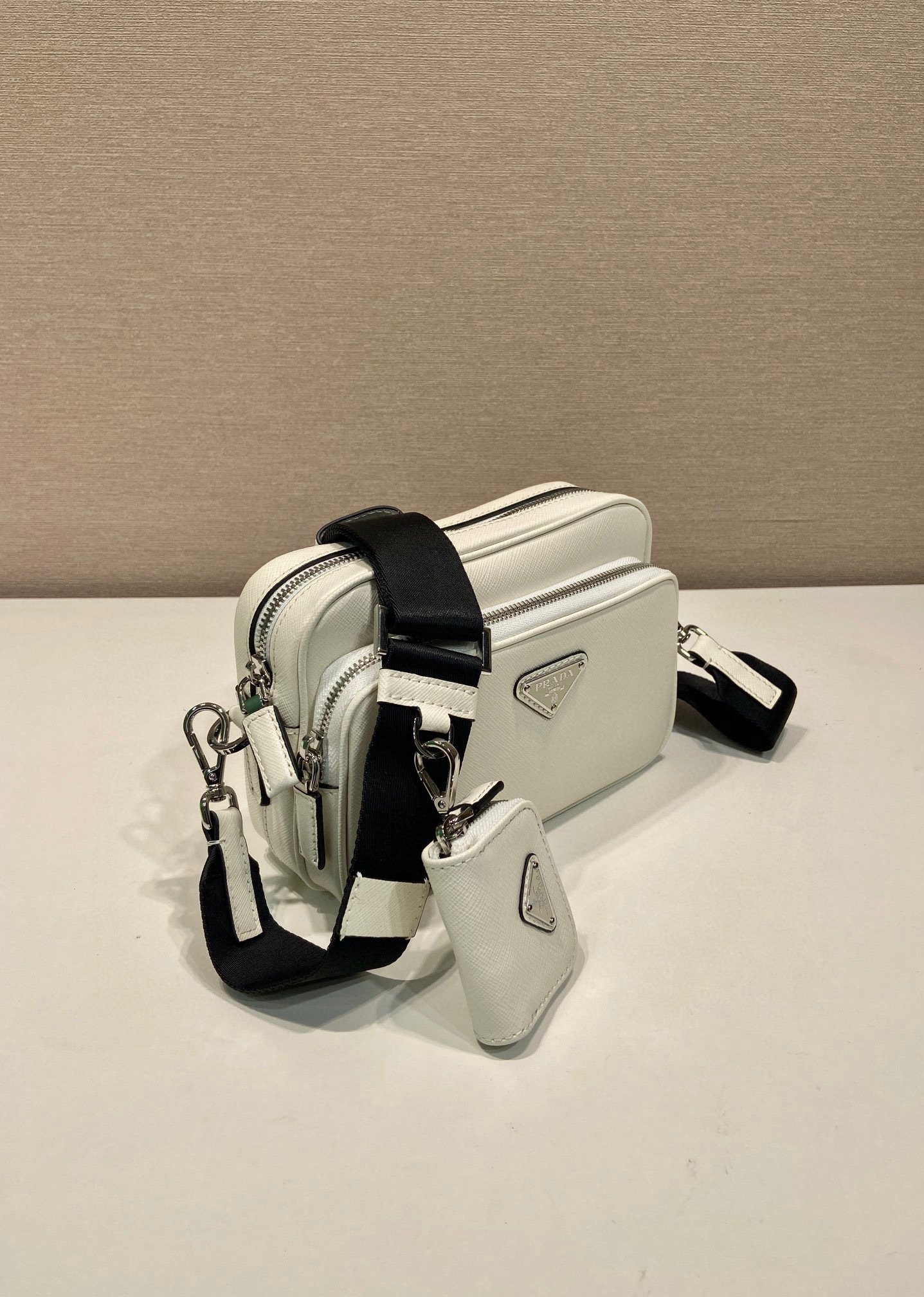 Prada 单肩包 尺寸：20*13.5*7cm
