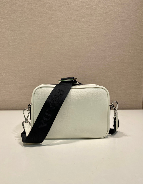 Prada 单肩包 尺寸：20*13.5*7cm