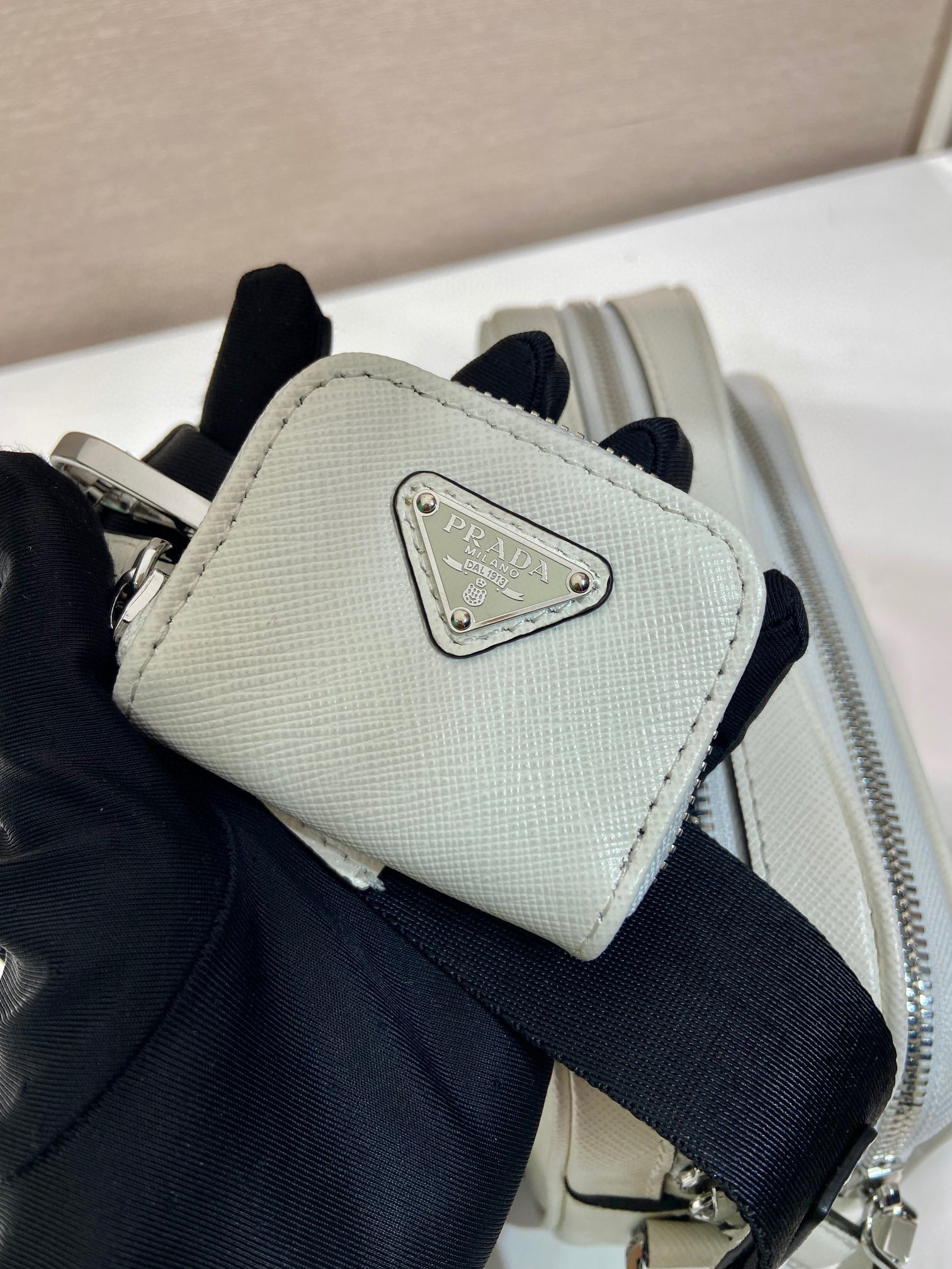 Prada 单肩包 尺寸：20*13.5*7cm
