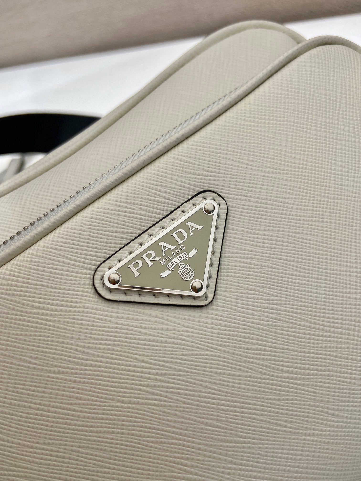 Prada 单肩包 尺寸：20*13.5*7cm